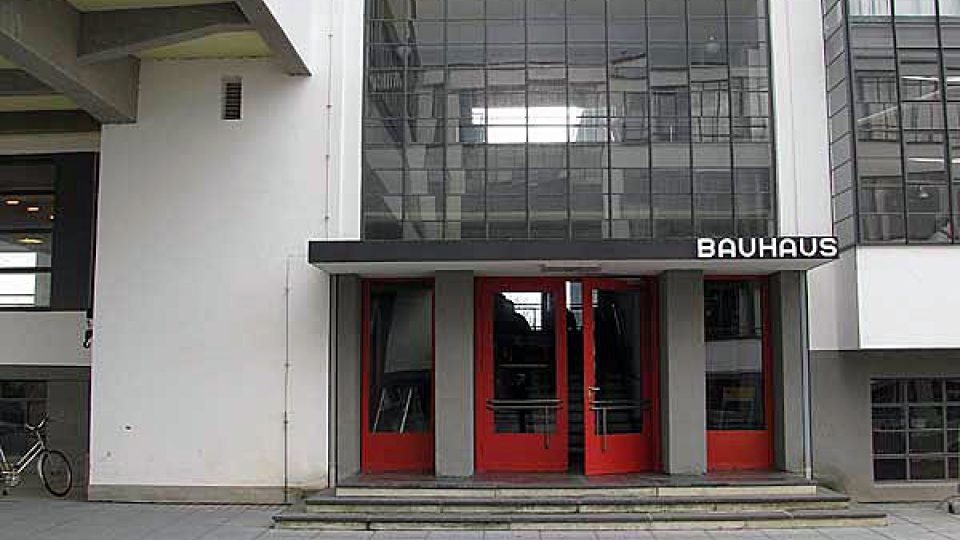 Hlavní vchod do školy Bauhaus