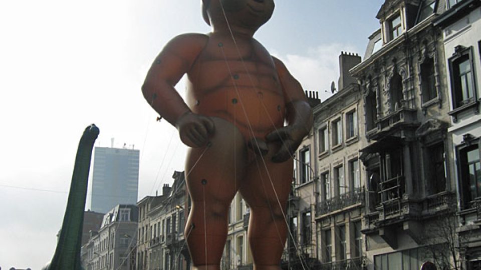 Čurajicí chlapeček v ulicích Bruselu