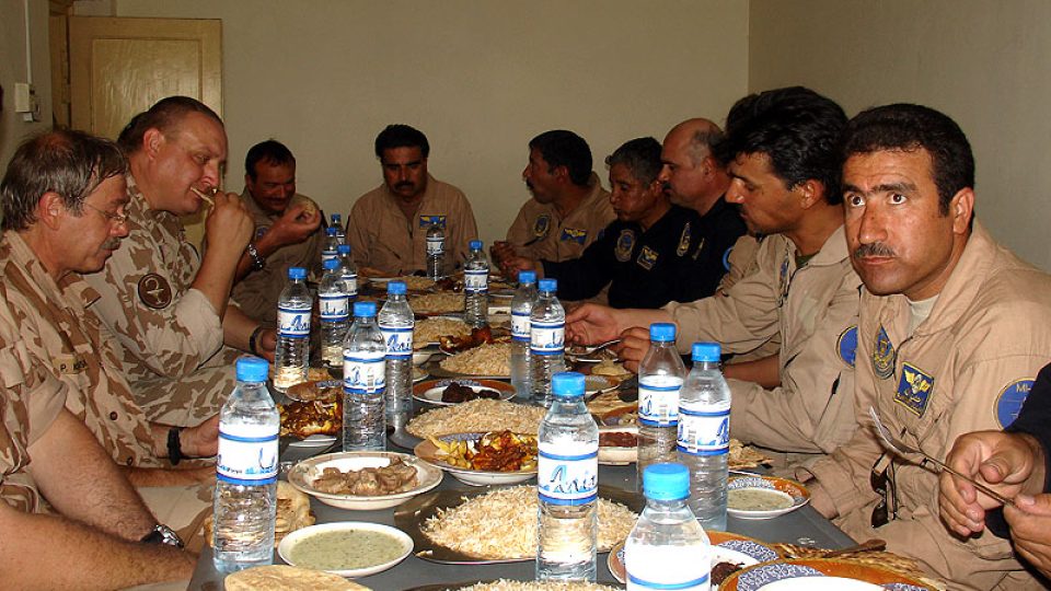 Společná večeře s afghánskými piloty