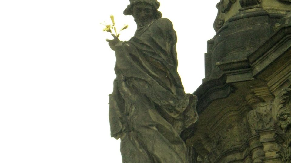 Socha sv. Jana Sarkandera na Unescem chráněném sloupu Nejsvětější trojice v Olomouci