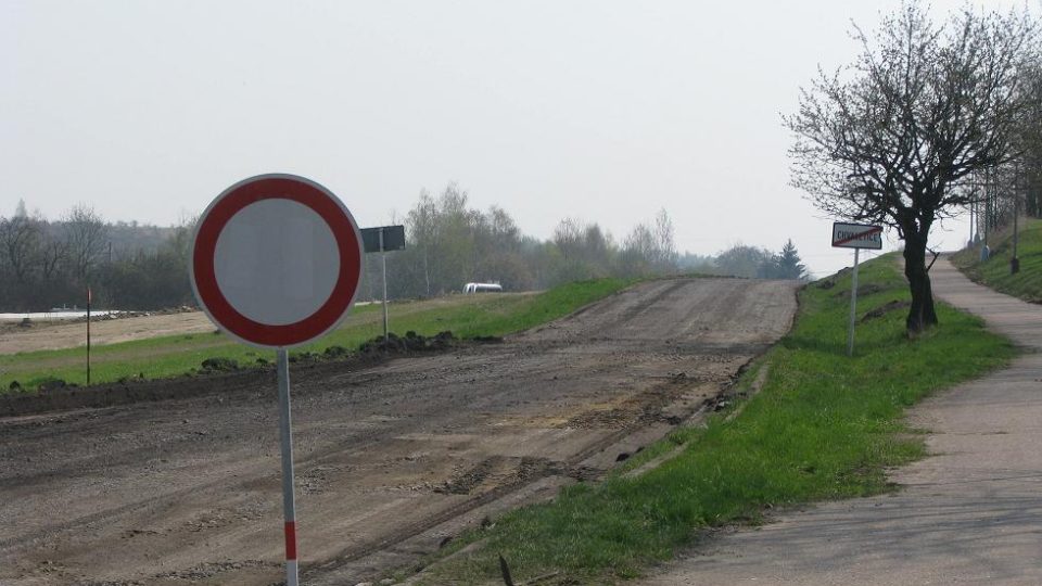 Silnice na Přelouč je dnes kvůli budování obchvatu neprůjezdná