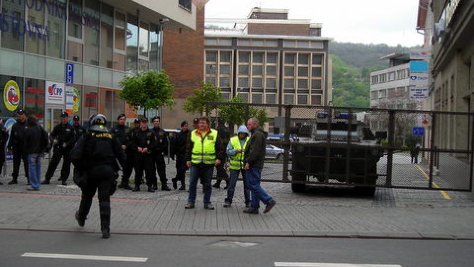 Policisté hlídají vstup na náměstí