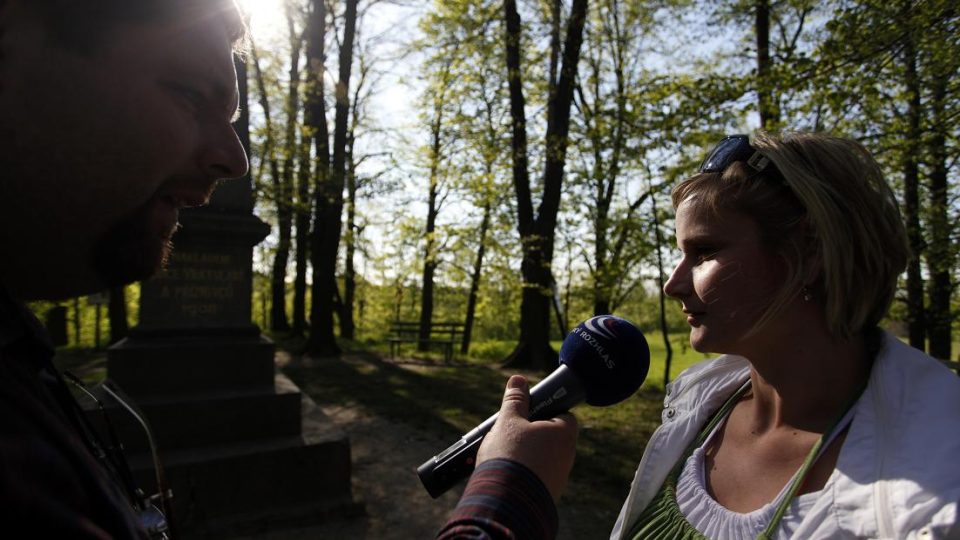 Lukáš Peška a Jana Vondrová u pamětního obelisku