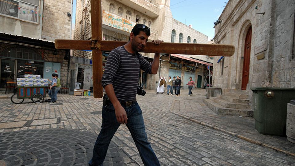 Pan Arafát se vrací s křížem