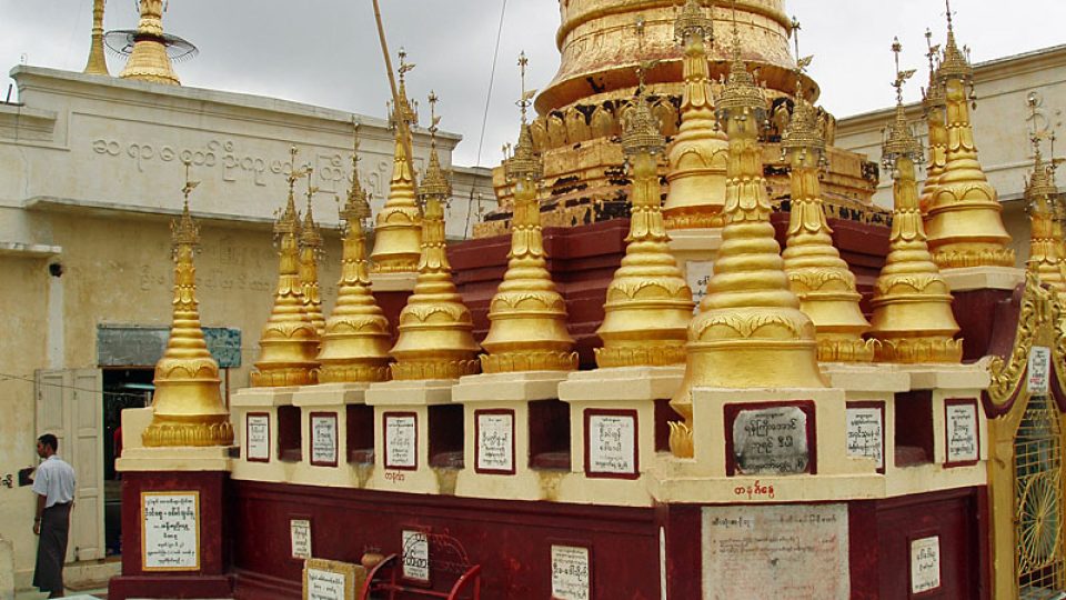 Pagoda na vrcholku Taung Kalat