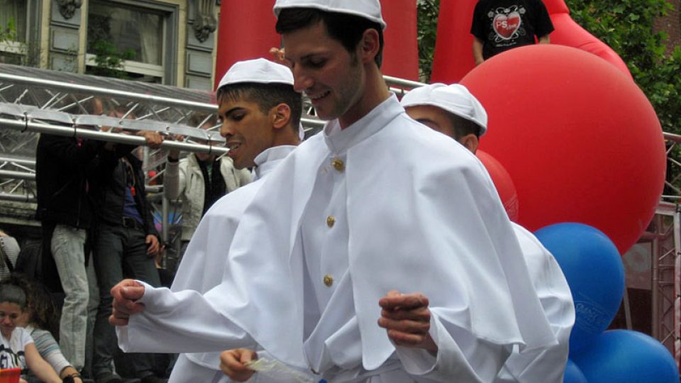 Gayové v róbách kněží