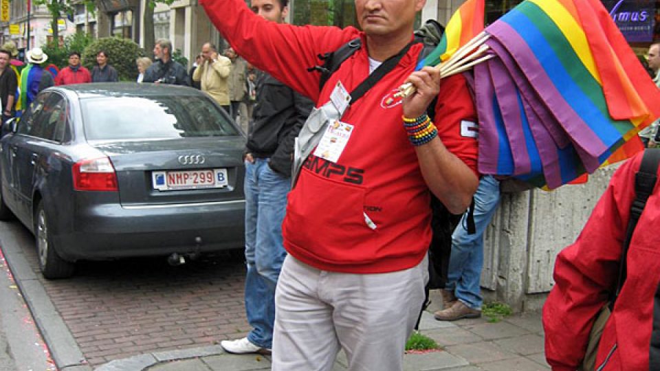 Aktivista v průvodu homosexuálů v Bruselu