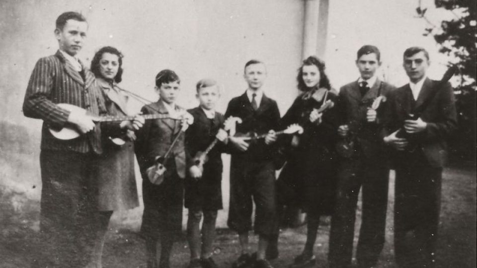 Studénečtí tamburaši v době nacistické okupace | foto: archiv souboru Studénečtí tamburaši v době nacistické okupace