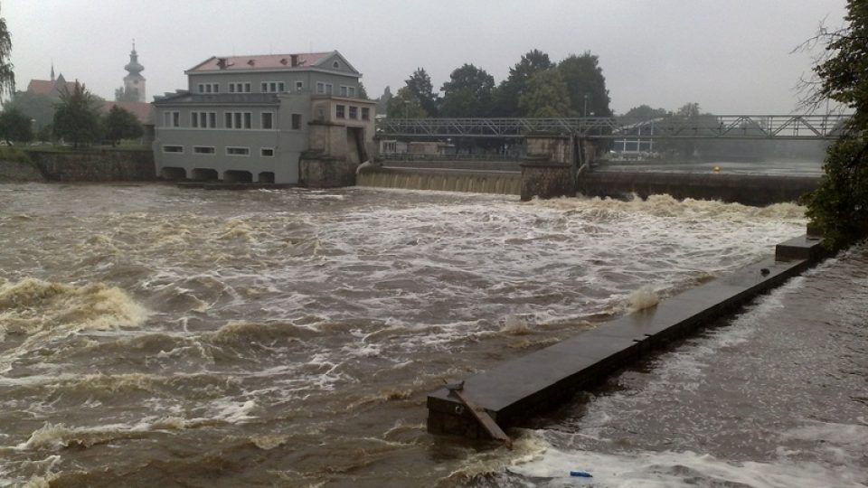 Rozvodněná Vltava zatopila stavbu obratiště lodí pod Jiráskovým jezem v Českých Budějovicích