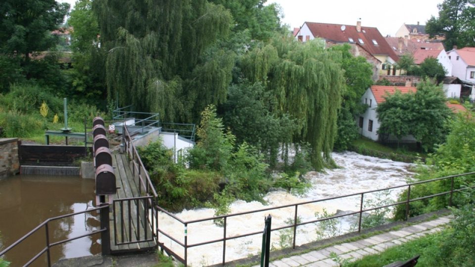 Odtok z odbahněného rybníka Mnich v Netolicích