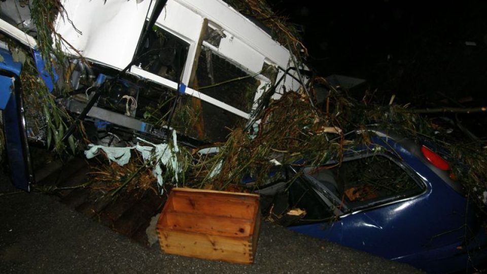 V Novém Jičíně-Bludovicích smetla voda z potoku Zrzávka autobus s osobním  vozem