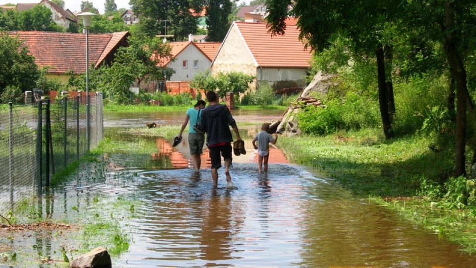 Obyvatelé Strunkovic se brodí rozvodněnou Blanicí