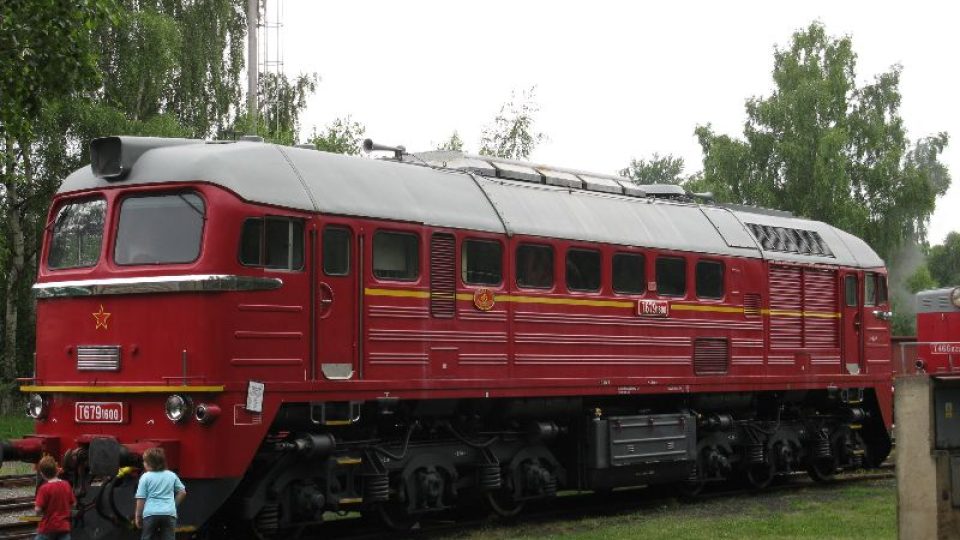 Lokomotiva T 679.1600 "Sergej"  nebyla účastníkem setkání, přesto byla v obležení fotografů