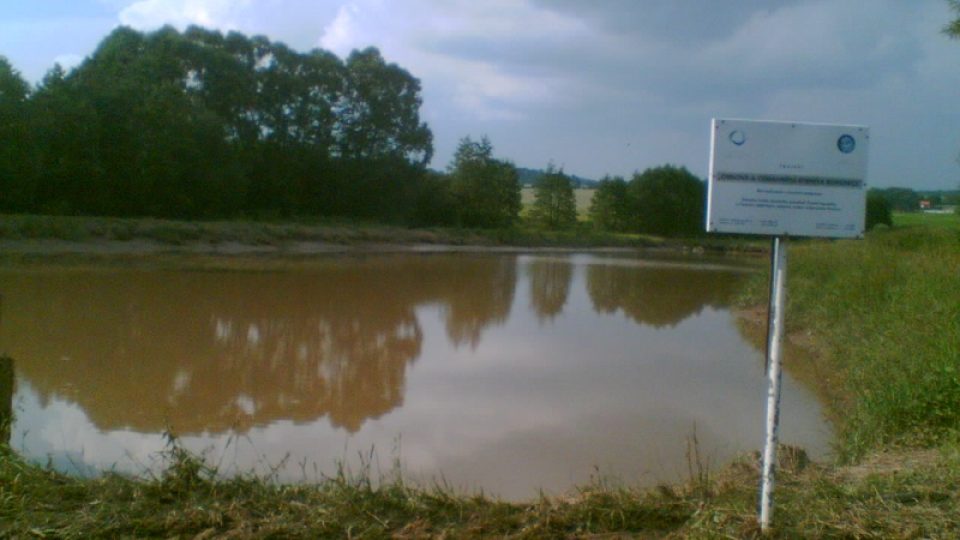 Rybáři upustili Bohunický rybník na polovinu