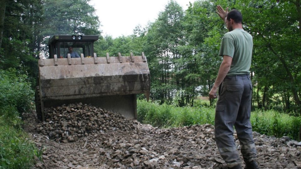 Hasiči zpevňují příjezdovou komunikaci k rybníku v Bohunicích