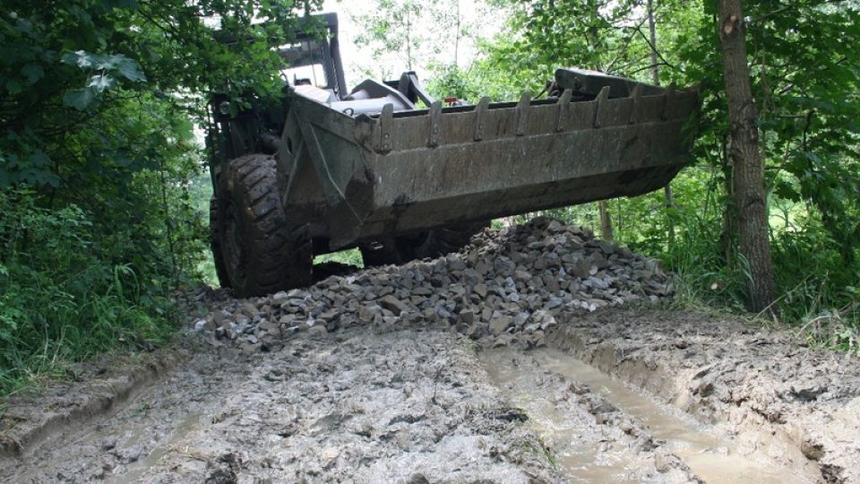 Hasiči zpevňují příjezdovou komunikaci k rybníku v Bohunicích