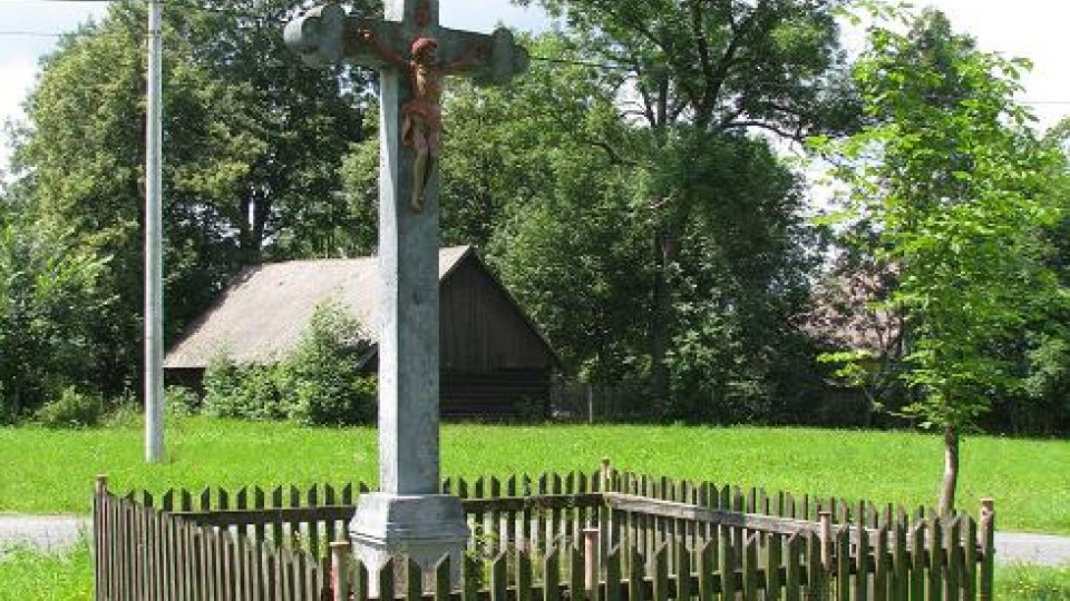 Kříž na návsi ve Všeradově