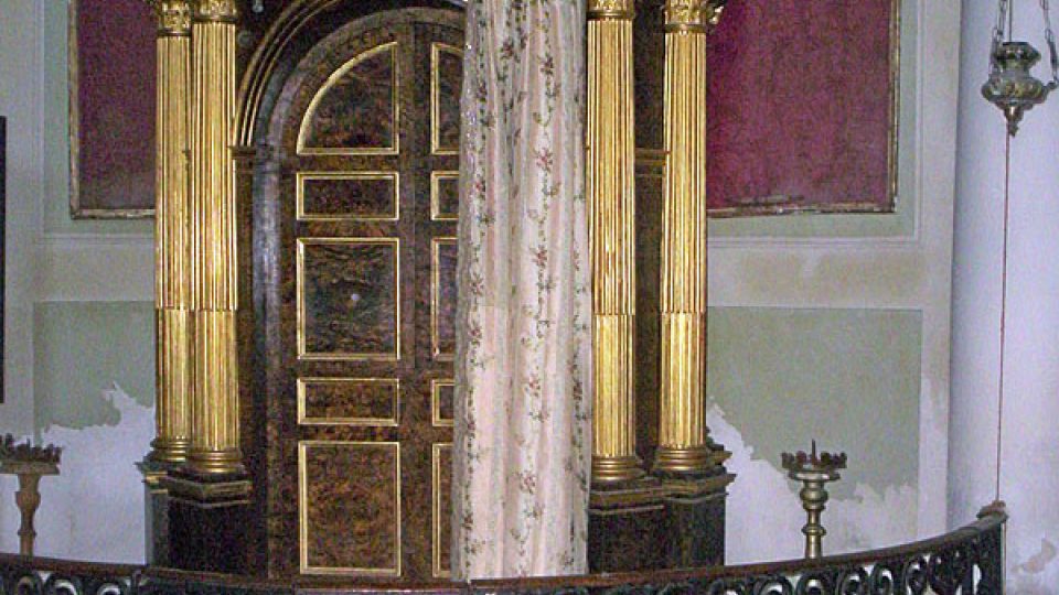 Klasicistní aron v synagoze v Urbinu