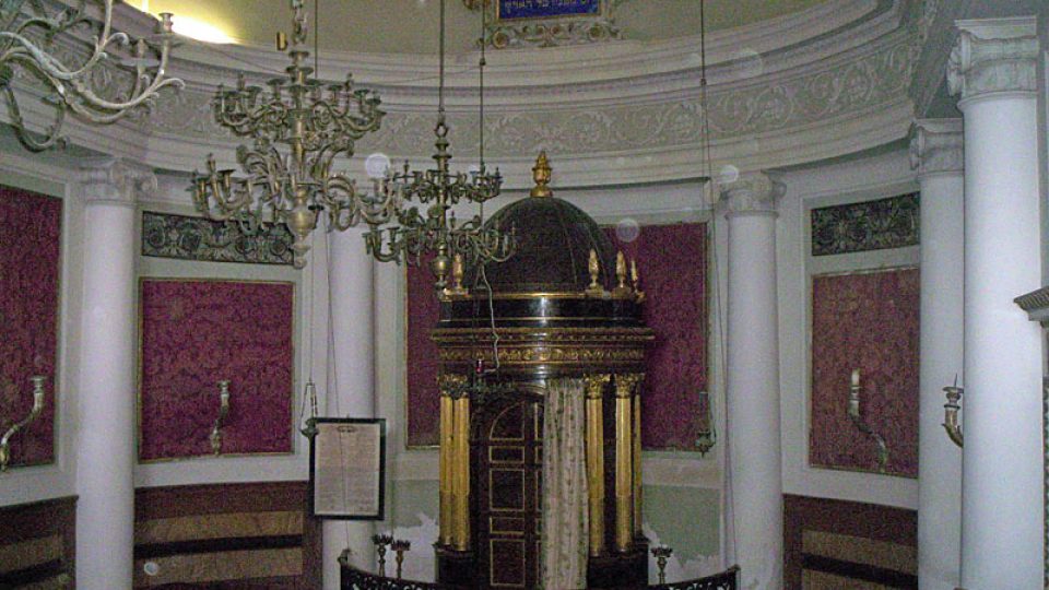 Interiér synagogy v Urbinu