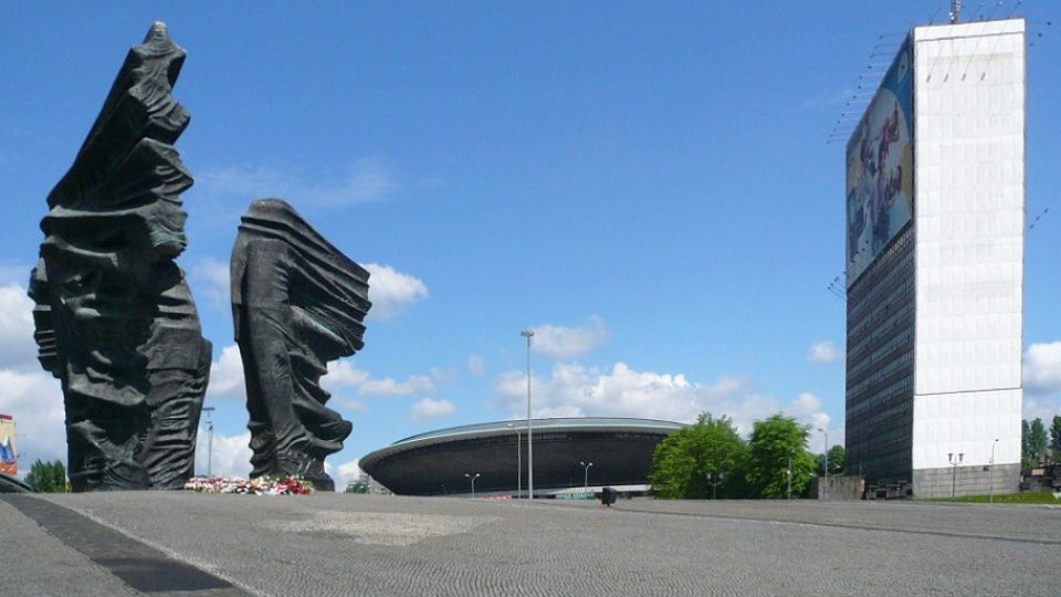 V pozadí hokejová hala a koncertní sál Spodek (1971), architekti M. Gintowt a M. Krasiński