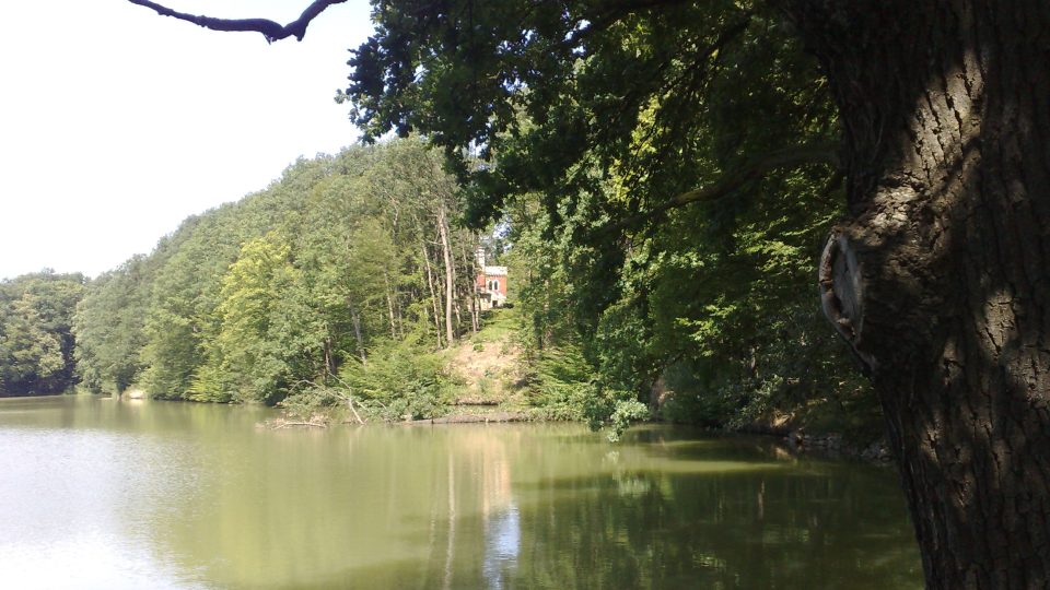 Zámeček Rohoznice - pohled přes rybník