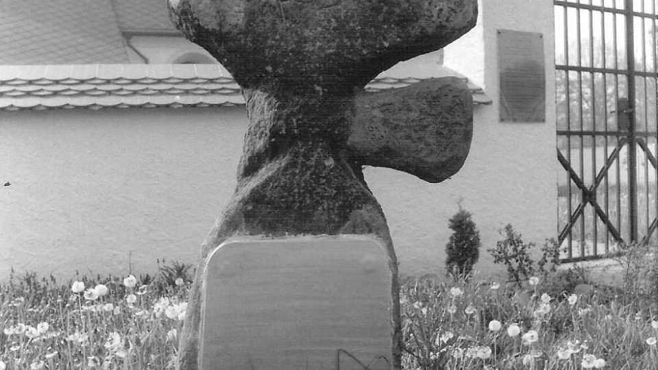 Královské Poříčí, kamenný kříž od dolu Marie, nyní na návsi/ 1998