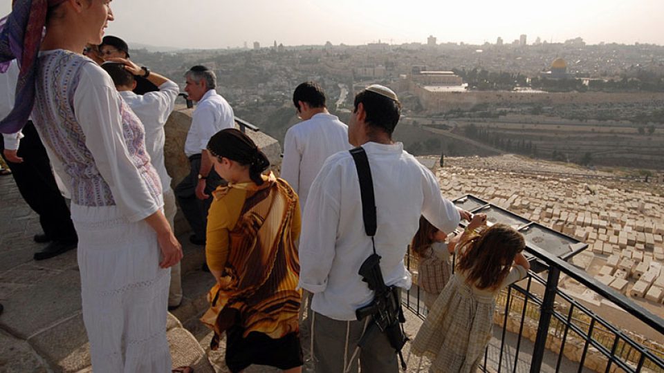 Židé shlížejí z Olivetské hory