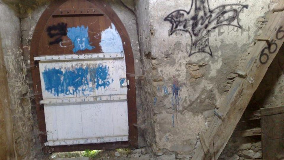 Klášter Koruna v Krasíkově - vnitřek zvonice je zdevastovaný