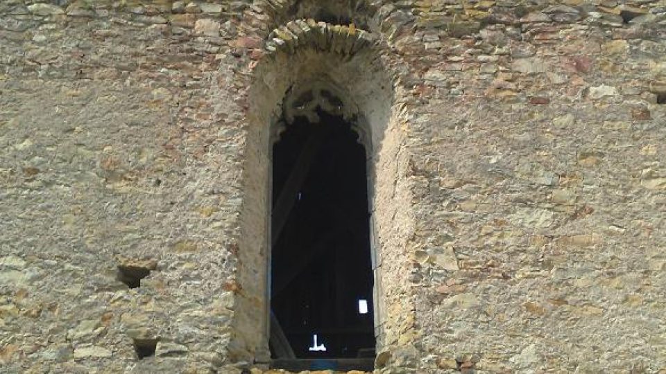 Klášter Koruna v Krasíkově  - pohled na původní gotické ostění okna