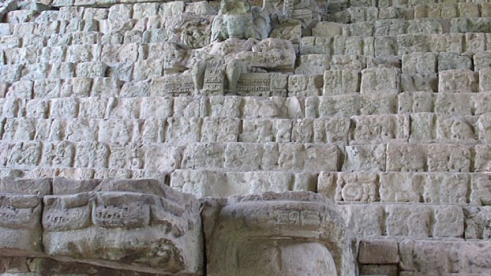 Hieroglify na mayské pyramidě