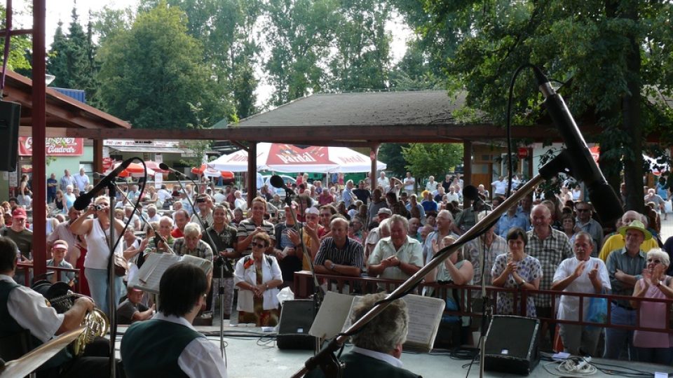 Lidé čekají na vystoupení dechové kapely Babouci