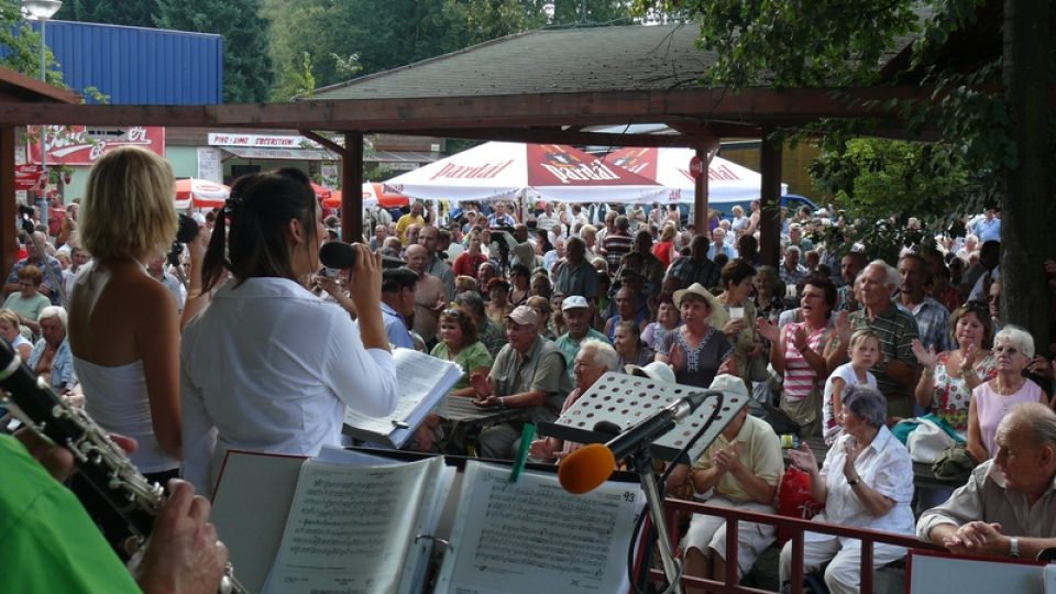 Návštěvníci Pivovarské zahrady zpívají s Libkovankou