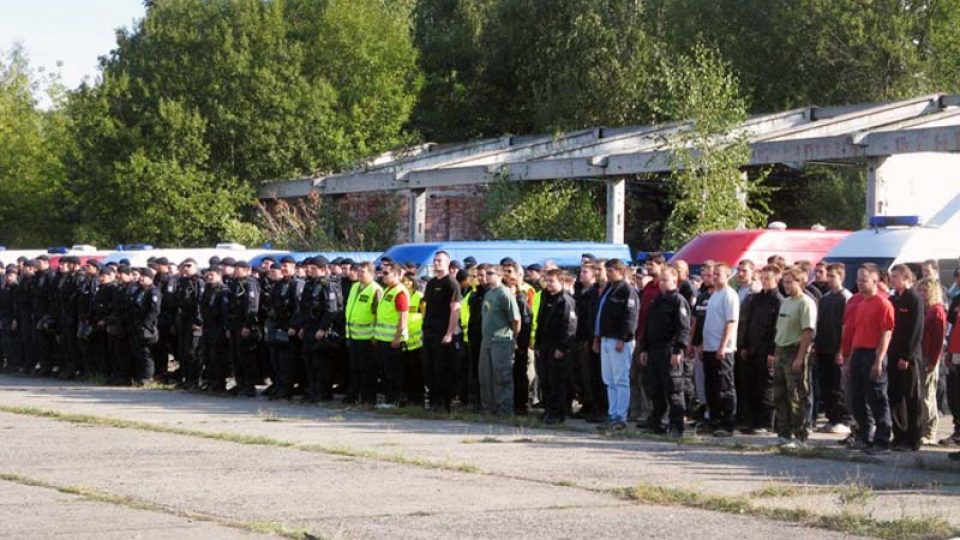 Nástup policistů a figurantů