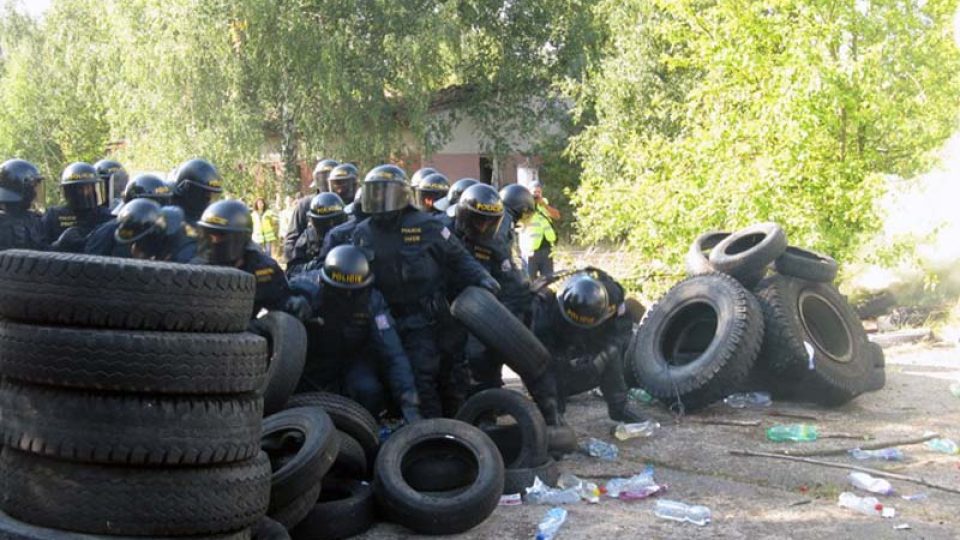 Policisté při cvičení v Milovicích