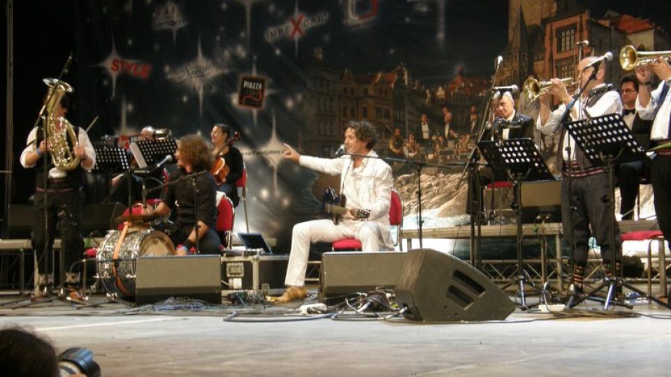 Goran Bregović a jeho Svatební a pohřební orchestr v Praze na Staroměstském náměstí