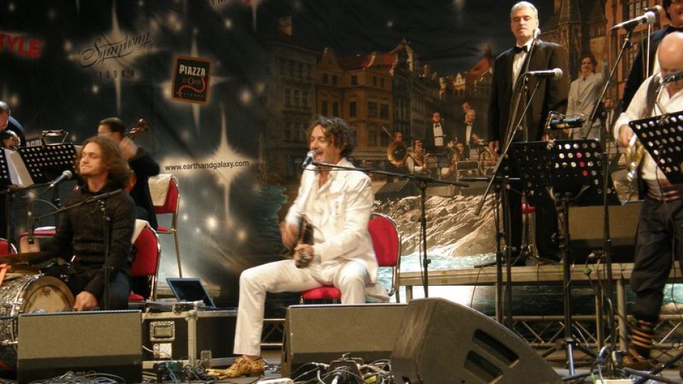 Goran Bregović a jeho Svatební a pohřební orchestr v Praze na Staroměstském náměstí