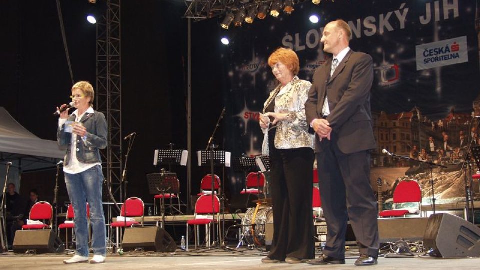Goran Bregović a jeho Svatební a pohřební orchestr v Praze na Staroměstském náměstí