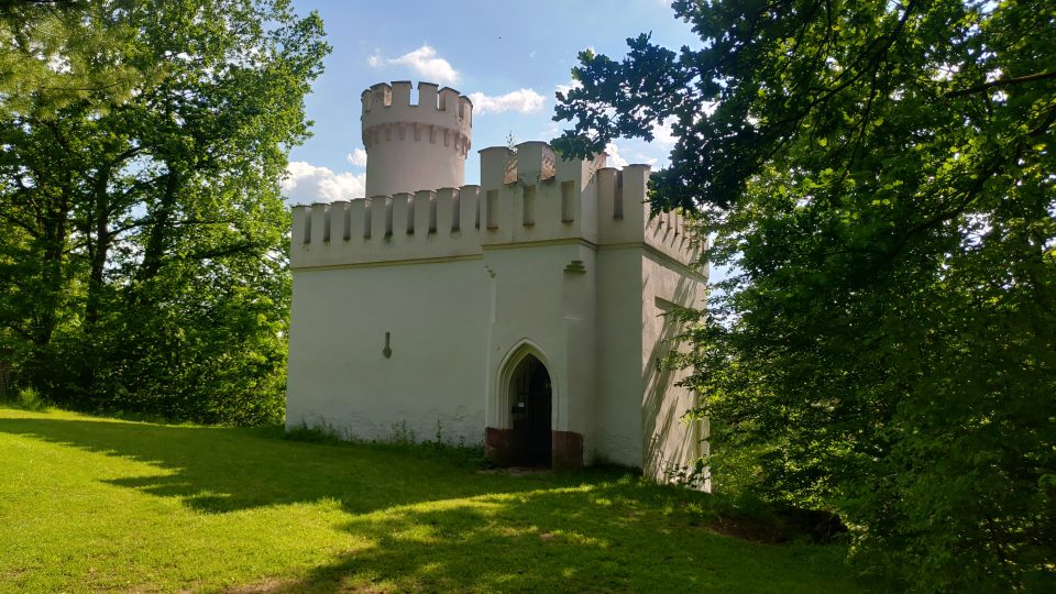 Starý hrad evokuje gotickou stavbu s cimbuřím