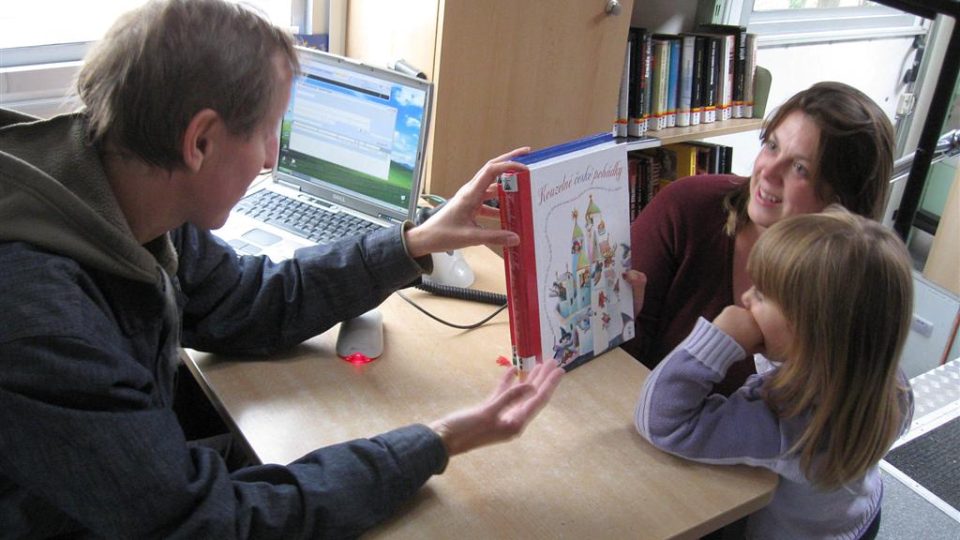 Bibliobus Městské knihovny v Praze, kočovný knihovník Pavel Machart s tříletou čtenářkou