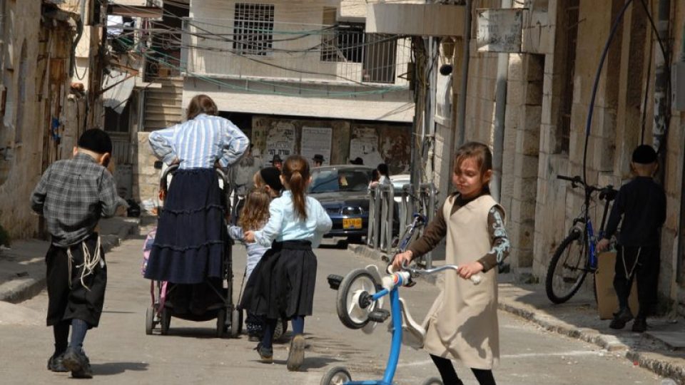 Děti v maďarské části čtvrti Mea Šearim