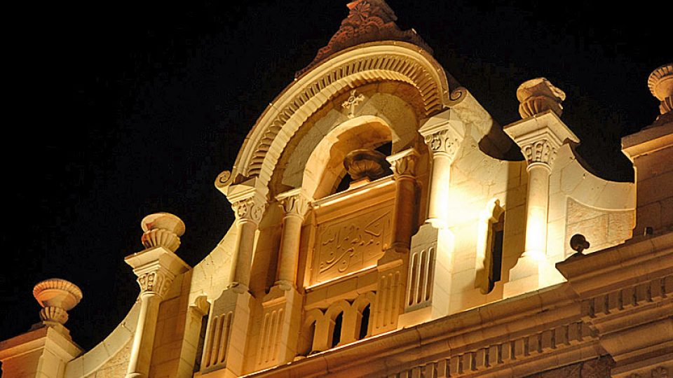 Osvětlený štít Džásirova paláce