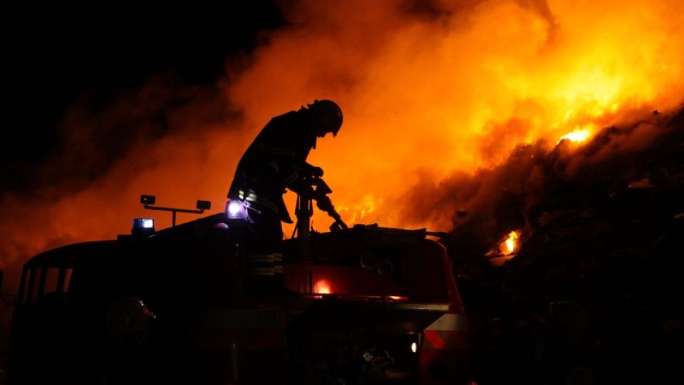 Hasiči likvidují požár skládky v Želči na Táborsku