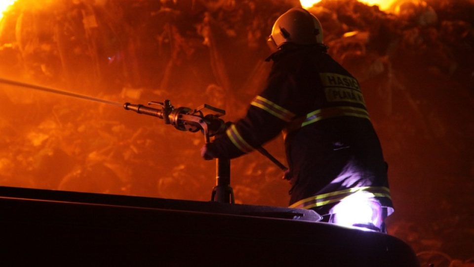 Hasiči likvidují požár skládky v Želči na Táborsku