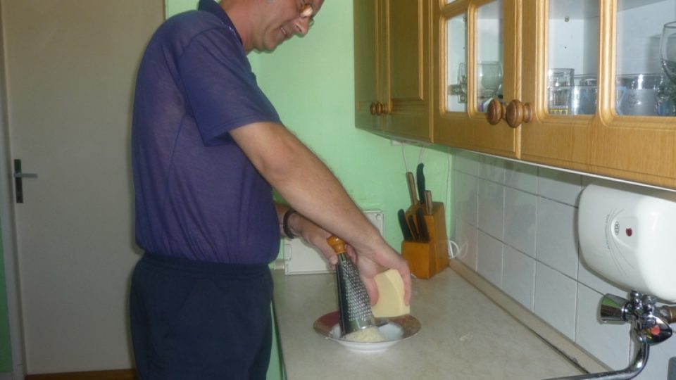 Tvrdý sýr, výborně se hodí Eidam, nastrouháme na jemnějším struhadle...