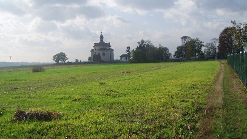 Hroby v Hostíni u Vojkovic na Mělnicku zničila parta nezletilců