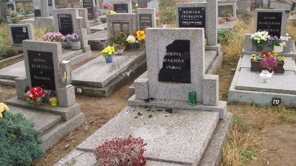 Hroby v Hostíni u Vojkovic na Mělnicku zničila parta nezletilců