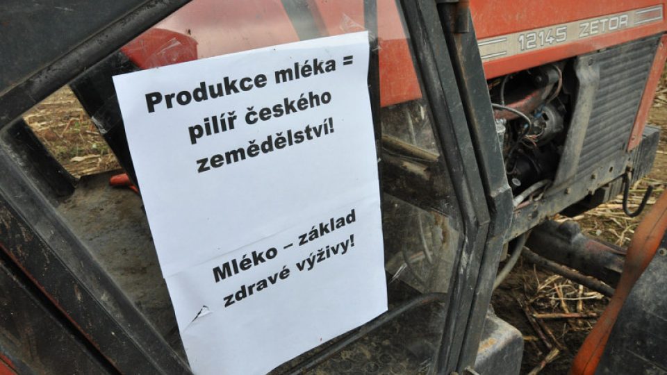 Zemědělci vylévali na protest mléko do polí