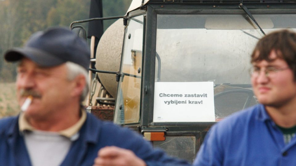 Zemědělci vylévali na protest mléko do polí