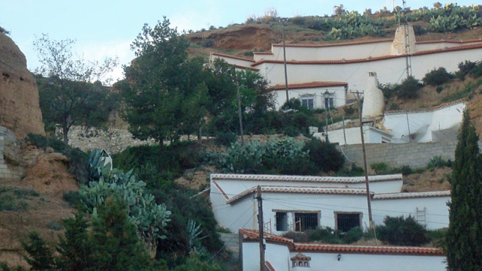 Jeskynní domy ve španělském Guadixu