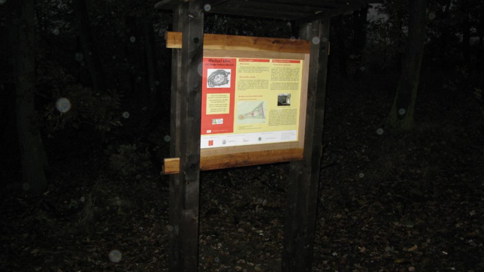 Informační tabule v areálu obléhacího tábora